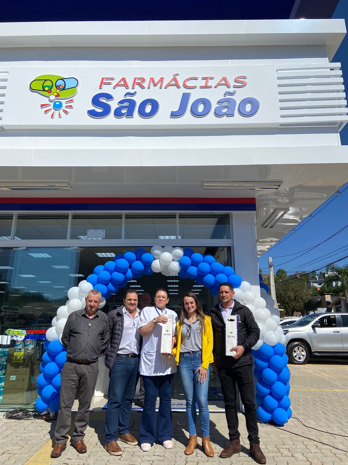 09/10/2023 - VEREADORES PRESTIGIAM INAUGURAÇÃO DA FARMÁCIA SÃO JOÃO